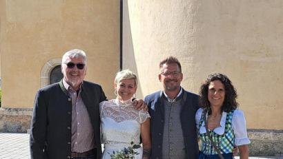 Bild: Doris Reil
Ehrenvorsitzender Stefan Schönberger (links) und Schatzmeisterin Doris Reil (rechts) gratulieren dem Hochjzeitspaar Maria und Michael Reitmeir.