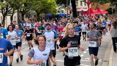 Bild: Stephan Huber
Fast 6000 Menschen liefen beim 13. Nofi-Lauf in Weiden mit. Die Strecke war 7,5 Kilometer lang.
