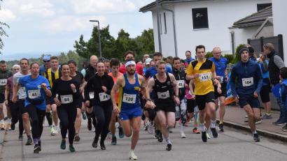 Bild: bö
Lukas Graml von der Skivereinigung Amberg mit der Startnummer 120 war von Anfang an der große Pacemaker des Hauptfeldes. Er gewann die Wertung mit 27:07 Minuten Laufzeit. Rechts neben ihm der Lokal-Matador Fabian Roth (Schwarzes T-Shirt) mit der Startnummer 92, er belegte den 2.Platz