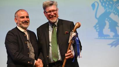 Bild: Felix Hörhager/dpa
Der neue Präsident des Bayerischen Brauerbundes Stefan Kreisz (l) und sein Vorgänger, Georg Schneider.