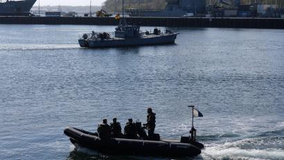 Bild: Marcus Brandt/dpa
Minentaucher der Bundeswehr in einem Schlachboot.