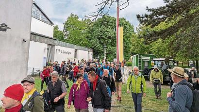 Bild: Matthias Lorenz
Nach dem Gottesdienst in der St.-Albertus-Magnus-Kirche sammelten sich die vielen Pilger zum Abmarsch aus Regensburg. Drei Tage Fußweg führen sie bis nach Altötting.