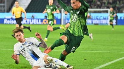 Bild: Swen Pförtner/dpa
Hartnäckiger Außenseiter: Paderborns Calvin Brackelmann (l) stoppt den Wolfsburger Adam Daghim im Relegations-Hinspiel.