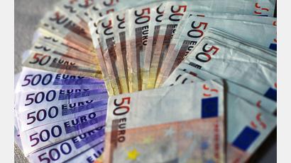 Archivbild: Jens Kalaene/dpa
Wie viel Geld soll draufgelegt werden auf das freie Budget, über das Bürgermeisterin und Verwaltung ohne Beschluss des Stadtrats verfügen können? Mit dieser Frage beschäftigte sich der Auerbacher Stadtrat angesichts des Vorschlags einer Steigerung von 20.000 auf 54.000 Euro.