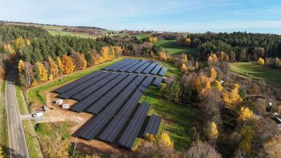 Bild: Greenovative
Auf bisher 3,5 Hektar landwirtschaftlich genutzter Grundstücksfläche entstand bei Oberaichamühle in der Gemarkung Thurndorf ein Sonnenkraftwerk, das mit einer Modulfläche von 2,9 Hektar jährlich 3,4 Millionen Kilowattstunden Strom erzeugen kann.