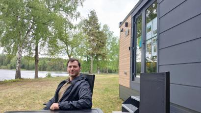 Bild: szl
Der neue Campingpark Plößberg nimmt Gestalt an. Christian Becher, Geschäftsführer der Campingpark Plößberg GmbH, erläutert die kommenden Schritte.