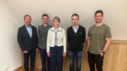 Bild: Anton Brand
Bürgermeister Josef Pretzl (von links) mit den neuen Gemeinderatsmitgliedern Nico Prechtl, Claudia Zinkl, Thomas Zinkl und Dominik Kiener (von links).