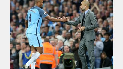 Bild: Martin Rickett/Press Association/dpa
Vincent Kompany (l) war Pep Guardiolas Kapitän bei Manchester City. (Archivbild)