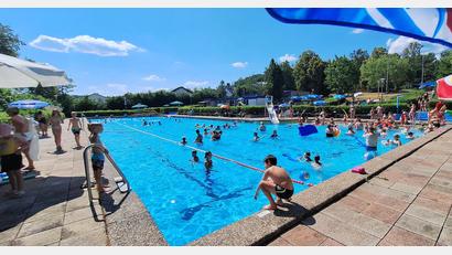 Archivbild: bsc
In seine 57. Saison startet das Freibad Friedenfels am 27. Mai. Die weitläufige Anlage ist seit 1969 ein beliebter Anlaufpunkt im Sommer.