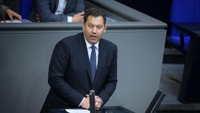 Bild: Bernd von Jutrczenka/dpa
Bundesfinanzminister Klingbeil (SPD) zeigt sich offen dafür, Subventionen und Steuervergünstigungen um einen pauschalen Prozentsatz abzuschmelzen.