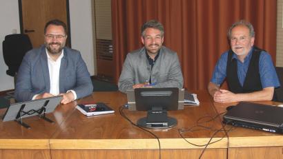 Bild: wro
Vorsitzender der VG Wiesau-Falkenberg ist seit der konstituierenden Sitzung der Bürgermeister der Marktgemeinde Wiesau, Michael Dutz (Mitte). Ihm zu Seite stehen Bürgermeister Matthias Grundler (Falkenberg, links) und Karl Georg Haubelt (rechts) aus Wiesau.