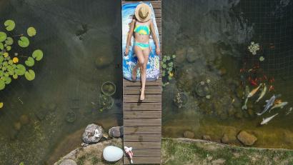 Symbolbild: Patrick Pleul/dpa/dpa-tmn
Endlich Sommer! Mit der richtigen Pflege bleibt der Gartenteich auch bei Hitze im Gleichgewicht.