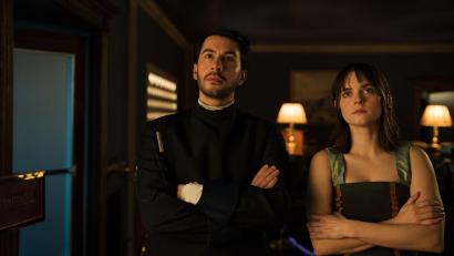 Bild: Simon Ostermann, Elsa van Damke/SWR/Christine Schroeder/dpa
Mit junger Sprache und pointiertem Humor bringt die SWR-Serie „Stardust Hotel“ frischen Schwung ins Sci-Fi-Genre.