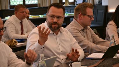 Bild: tss
Der Falkenberger Bürgermeister Matthias Grundler (Mitte) ist neuer Vorsitzender des Kreisverbands Tirschenreuth im Bayerischen Gemeindetag.