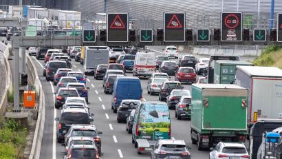 Bild: Bodo Marks/dpa
Vor Beginn der Reisewelle sind die Spritpreise gesunken. (Archivbild)