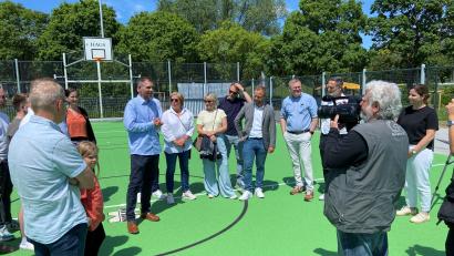 Bild: ass
Das neue Multisportfeld im Sportpark am Schanz in Amberg ist offiziell eröffnet. Das freut auch Oberbürgermeister Michael Fritz, der selbst ein begeisterter Sportler ist.