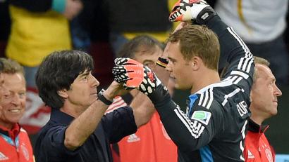 Bild: picture alliance / dpa
Manuel Neuer (r) war in der Amtszeit von Bundestrainer Joachim Löw immer die Nummer eins im Tor. (Archivbild)