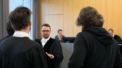 Bild: kle
Staatsanwalt Christoph-Alexander May im Gespräch am 13. Prozesstag mit dem Niederländer und seinen Rechtsanwälten. Nach dem Freispruch legte die Staatsanwaltschaft Revision ein.