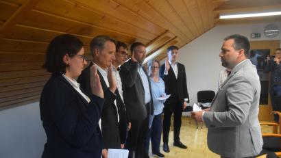 Bild: fz
Bürgermeister Sebastian Hartl (rechts) verteidigt Tanja Pröls, Patrik Ziegeler, Fabian Ippisch, Peter Müller, Christine Roth und Paul Zaruba (von links) als neue Marktgemeinderäte.