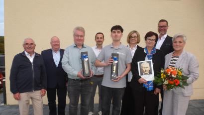 Bild: Siggi Bock/exb
Vorstandsvorsitzender Frank-E. Kirchhof (Zweiter von links) und Vorstand Michael Sommer (hinten, rechts) zeichneten (vorne, von links) Harald Grün, Elias Guttenberger, Maria Kohl und Andrea Kraus aus.