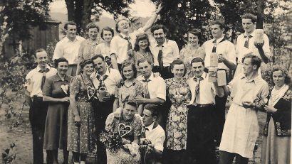 Bild: AKB-Stammtisch Achtel
Die Kirwapaare von Achtel aus dem Jahre 1952 mit dem Oberkirwapaar (knieend). Sie wurden für den Baumdiebstahl hart bestraft.