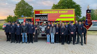 Archivbild: Florian Bayer (bayer.florian@web.de)
Erst im vergangenem Jahr haben die Zinster Brandschützer um Vorsitzenden Markus Felix (vorne, Vierter von links) und Kommandant Andreas Kausler (hinten, rechts neben der Spitze) die Segnung ihrer neuen Spitze gefeiert. Am ersten Juni-Wochenende folgt nun das 130. Jubiläum des Feuerwehrvereins.