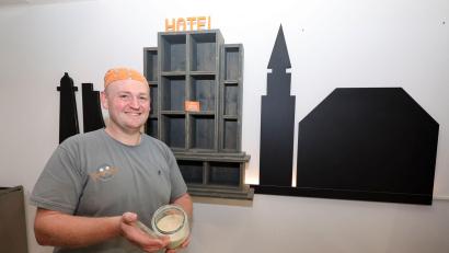 Bild: Frank Molter/dpa
Der Kieler Bäcker David Schöne eröffnet ein kleines Hotel.