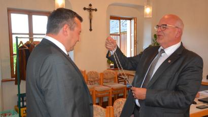 Bild: jr
Der bisherige Bürgermeister Klaus Meyer (rechts) überreichte die Amtskette seinem Nachfolger Christian Hebert.