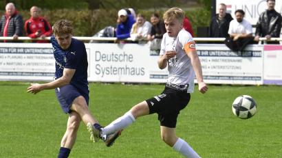 Archivbild: Hans Mark
Lukas Jobst (links/Szene aus dem Spiel gegen Nabburg) war beim SV Schwandorf-Ettmannsdorf II gegen den FC Thalmassing der entscheidende Mann.