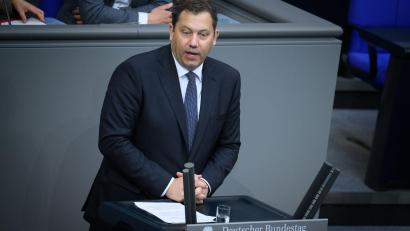 Bild: Bernd von Jutrczenka/dpa
Weniger Zeit mit Bürokratie, dafür mehr für das Baby - das verspricht Finanzminister Klingbeil.
