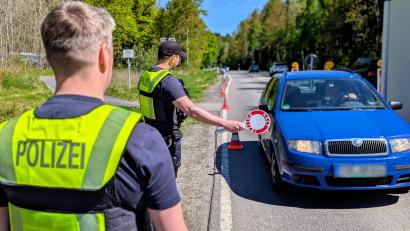 Symbolbild: Bundespolizei
Die Bundespolizei Waidhaus hat einen per Haftbefehl gesuchten Verkehrssünder festgenommen.