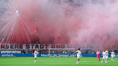 Bild: Uwe Anspach/dpa
Beim Spiel Eintracht Frankfurt gegen den VfB Stuttgart gab es durch Pyrotechnik mindestens drei Verletzte. (Archivbild)