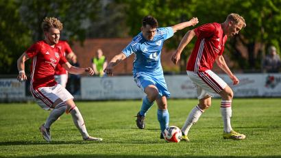 Bild: Jonas Löffler
Der TSV Pleystein (rote Trikots) besiegte die DJK Ensdorf und steigt in die Kreisliga auf.