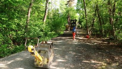Bild: bkr
Die Rohbrüche im Weiherdamm des Heidweihers gehören der Vergangenheit an. Die Wasserleitung wurde vom Bauhof der Gemeinde ausgetauscht. Der Damm ist gleichzeitig eine unbefestigte Verbindungsstraße. Die Restarbeiten wurden nun durchgeführt.