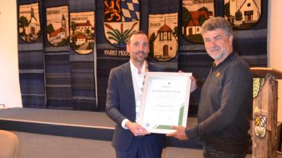 Bild: gi
Bürgermeister Armin Bulenda überreichte den bisherigen Marktrat und Zweiten Bürgermeister Bernhard Rom (rechts) unter Beifall die Dankesurkunde.