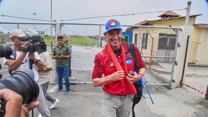 Bild: Niranjan Shrestha/AP/dpa
Der britische Bergsteiger Kenton Cool nach einem erfolgreichen Aufstieg zum Gipfel des Mount Everest. (Archivbild)