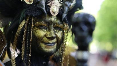 Bild: Jan Woitas/dpa
Eine Teilnehmerin beim Wave-Gotik-Treffen in Leipzig.