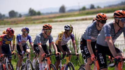 Bild: Marco Alpozzi/LaPresse via ZUMA Press/dpa
Radprofis auf der 13. Etappe des 109. Giro d'Italia.
