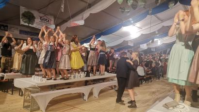Bild: amö
Partystimmung herrschte im gesamten Festzelt, besonders bei den Festdamen und Festmädchen, zur Musik der Kapelle Josef Menzl.