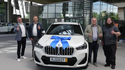 Bild: Joachim Busch
Christian Homeier vom Gewinnsparverein Bayern (von links) und Firmenkundenberater Michael Lehner von der Raiffeisenbank Auerbach-Freihung übergeben den BMW an Gewinner Herbert Gößwein und seinen Sohn Tobias Gößwein.