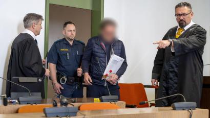 Archivbild: Peter Kneffel/dpa
Einer der Angeklagten bei Prozessbeginn.
