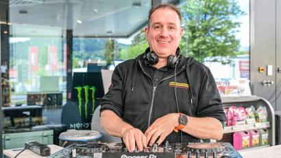Bild: Jason Tschepljakow/dpa
Gute Laune will der Inhaber eine Tankstelle verbreiten.