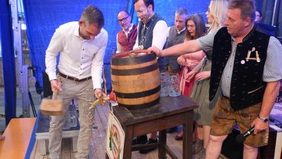 Bild: gsp
Einige Spritzer gibt es beim Festbier-Anstich durch den neuen Amberger Oberbürgermeister Michael Fritz. Aber dann fließt der Gerstensaft.