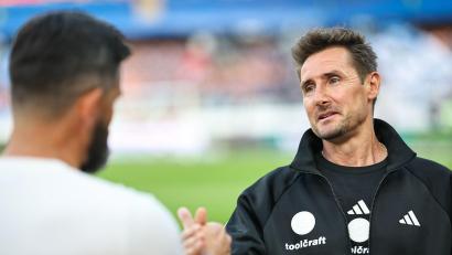Bild: Daniel Karmann/dpa
Darf einen neuen Spieler beim FCN begrüßen: Trainer Klose. (Archivbild)
