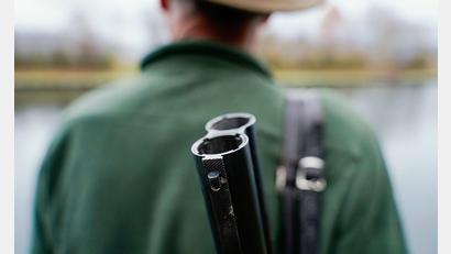 Bild: Uwe Anspach/dpa
Bei einem 68-jährigen Jäger löste sich ein Schuss aus seiner Waffe und verletzte ihn schwer an der Hand. (Symbolbild)
