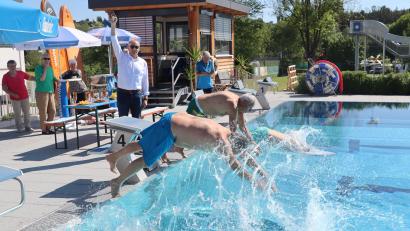 Bild: mrr
Startschuss durch Bürgermeister Erwin Geitner für die Badesaison im Freibad Rieden 2026.