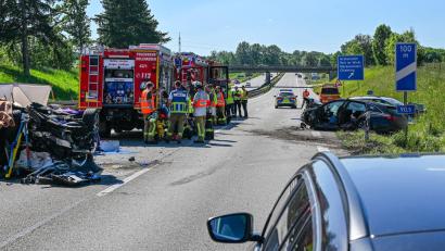 Bild: Markus Steinberger/ EinsatzReport24 /dpa
Die Polizei hat die A8 Richtung München nach einem schweren Verkehrsunfall mit einem Toten gesperrt. (Symbolbild)