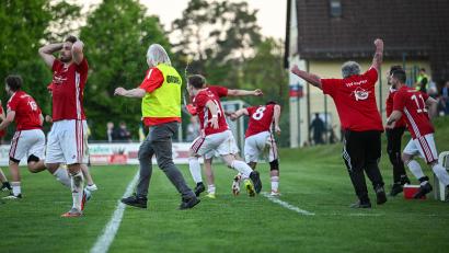 Bild: Loeffler, Jonas
Szenen vom Relegationsspiel des TSV Pleystein gegen die DJK Ensdorf.