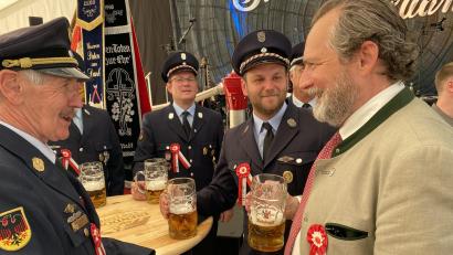 Bild: aub
Bürgermeister Frank Zeitler (rechts) stieß mit dem Vorsitzenden des Jubelvereins, Andreas Kraus (Zweiter von rechts), und Johann Gietl, Vorsitzender der Patenfeuerwehr Nabburg (links), auf einen friedlichen Festverlauf an.