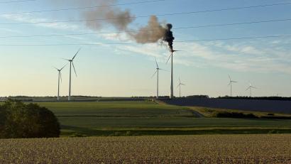 Bild: Pascal Höfig/NEWS5/dpa
Schwarzer Rauch ging vom Windrad an der A7 aus.